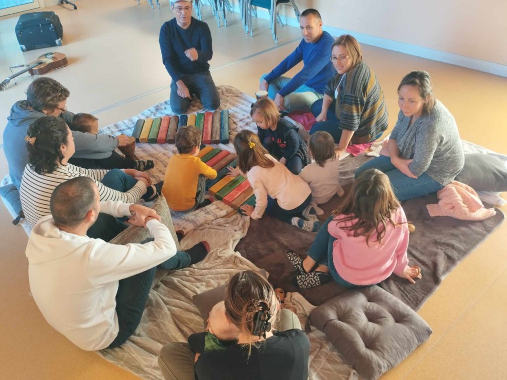 Photo atelier éveil musical pour enfants - découverte d'instruments